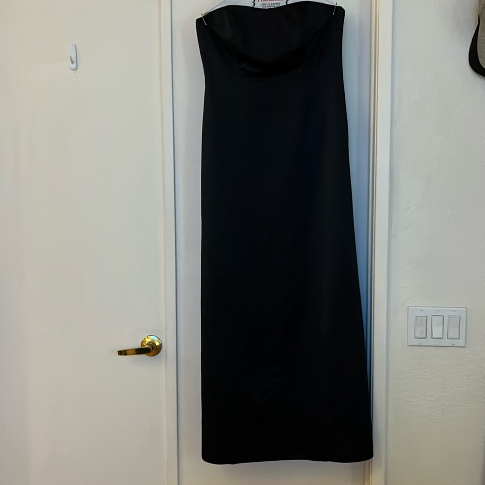 Floor length, sleeveless, satin, sweetheart neck, evening gown.